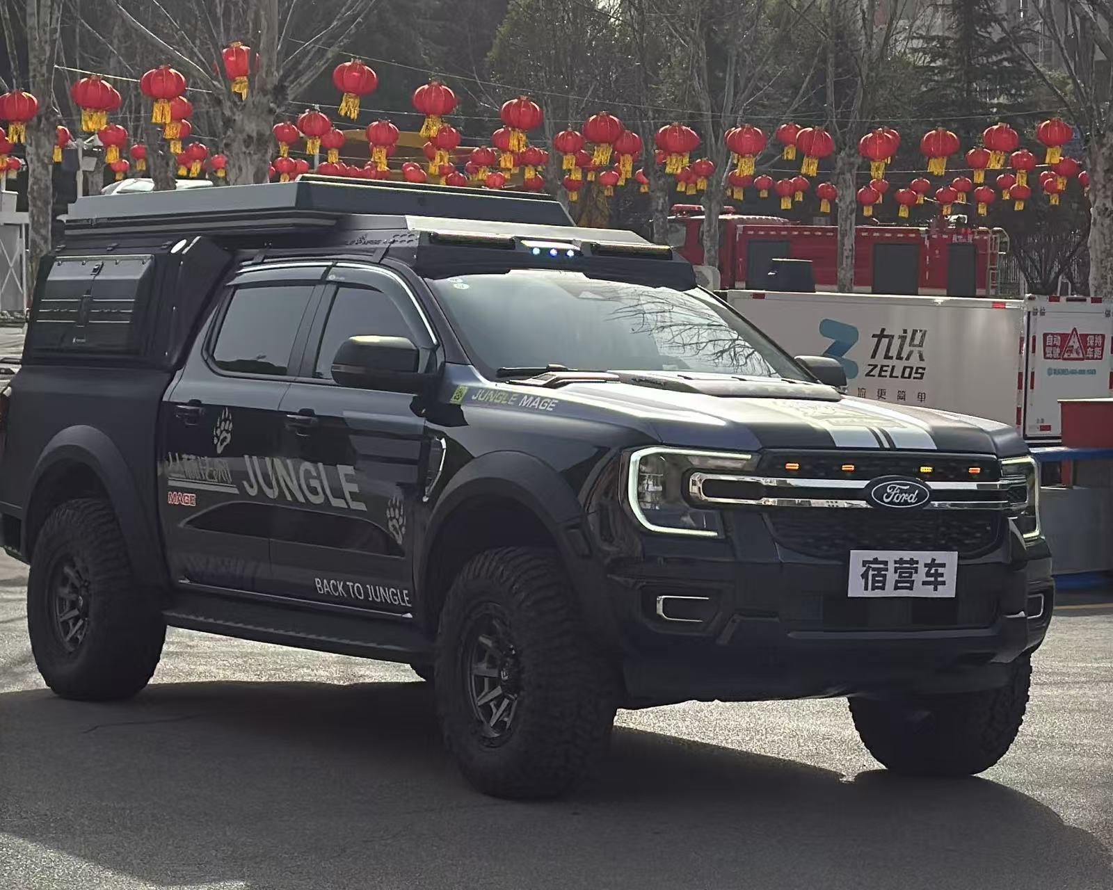 震序公司攜正遠(yuǎn)牌釣魚宿營(yíng)車及前突皮卡車兩款車型亮相十堰市“新春第一會(huì)”