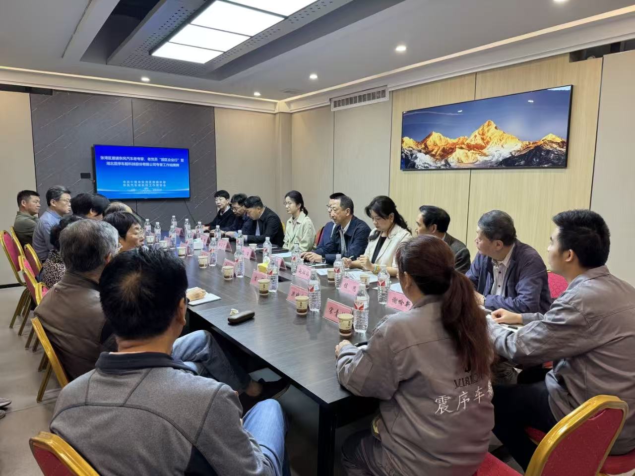 東風(fēng)汽車?yán)蠈＜摇⒗宵h員“園區(qū)企業(yè)行”暨湖北震序車船科技股份有限公司專家工作站揭牌儀式成功舉行